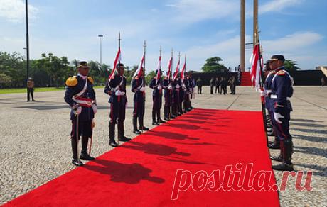 В Рио-де-Жанейро дипломаты РФ возложили венок к мемориалу погибшим во Второй мировой войне. Участники церемонии, среди которых были сотрудники генконсульства, а также студенты и преподаватели местных вузов, посетили музей-мемориал