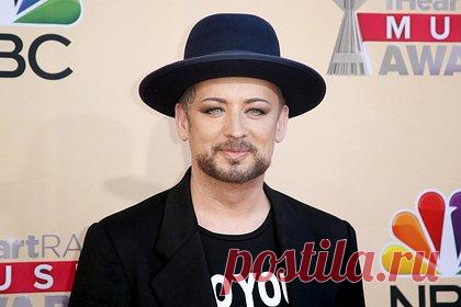 Известный певец решил избавиться от поместья в Британии. Известный поп-певец Бой Джордж решил избавиться от своего поместья в Британии. Музыкант выставил недвижимость на продажу за 17 миллионов фунтов. Объект находится в элитном районе Лондона Хампстед. Дом в готическом стиле был построен в 1868 году, Джордж приобрел его в 1984 году.