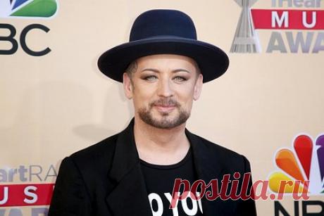 Известный певец решил избавиться от поместья в Британии. Известный поп-певец Бой Джордж решил избавиться от своего поместья в Британии. Музыкант выставил недвижимость на продажу за 17 миллионов фунтов. Объект находится в элитном районе Лондона Хампстед. Дом в готическом стиле был построен в 1868 году, Джордж приобрел его в 1984 году.