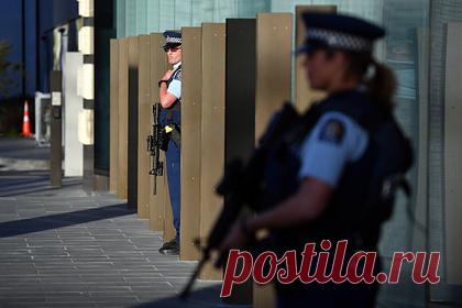 Террорист напал на супермаркет в Новой Зеландии. Вооруженный мужчина напал на посетителей супермаркета Countdown в новозеландском Окленде. Преступник вошел в торговый центр и ранил ножом шестерых посетителей. Он был застрелен полицейскими на месте через минуту после нападения. Террорист уже был под наблюдением правоохранительных органов из-за экстремистских взглядов.