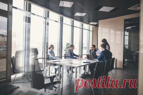 HeadHunter одобрили перерегистрацию с Кипра на Россию. Акционеры кипрской HeadHunter Group одобрили перерегистрацию компании в Специальную административную зону (САР) в Калининградской области. Новой головной компанией группы в России станет МКАО «Хэдхантер», которая намерена провести листинг на Московской бирже к третьему кварталу 2024-го.