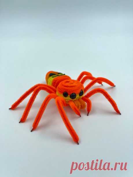 Ещё один из проволоки. И хватит с меня 😀 следующим сделаю богомола в такой же технике.
Мк обещала, завтра начну выкладывать. Там не сложно.