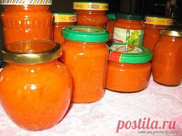 Рецепты морковной икры на зиму 

Морковная икра с помидорами 

Для приготовления вам понадобится: 

морковь — 1 кг 
помидоры — 1,5 кг 
чеснок — 100 г 
сахар — 100 г 
масло растительное — 1 ст. 
соль — 1 ст. л. 
перец черный молотый — 1 ст. л. 
уксусная эссенция (70%) — 1 ст. л. 

Приготовление 

Очищенную морковь проверните через мясорубку. К полученной массе добавьте пропущенные через мясорубку помидоры, не забыв снять с них предварительно кожицу. Для этого помидоры следу...