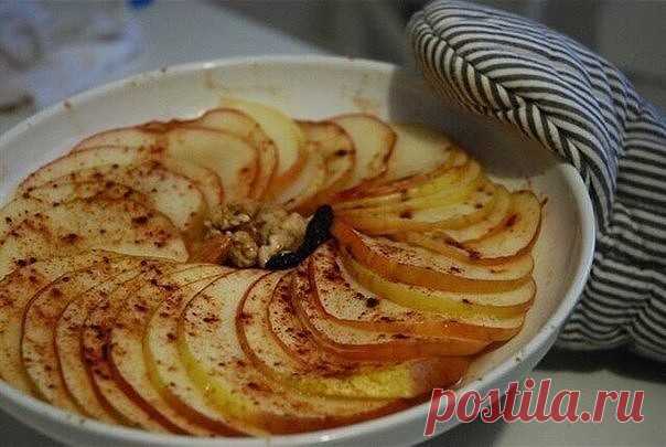 Запеченные яблоки с корицей - всего 10 минут и вкуснейшее лакомство готово! Запеченные яблоки с корицей - всего 10 минут и вкуснейшее лакомство готово!
на 100грамм - 145.64 ккал
Б/Ж/У - 2.95/7.14/16.97

Ингредиенты:
Яблоки 4 штуки
Орехи 3 штуки
Мед 2 столовые ложки
Изюм горстка
Корица по вкусу

Приготовление:
1. Яблоки помойте и высушите. Тонко нарежьте, положите на тарелку и посыпьте корицей.
2. В середину композиции положите орехи, изюм и полейте все медом.
3. Поставьте ...