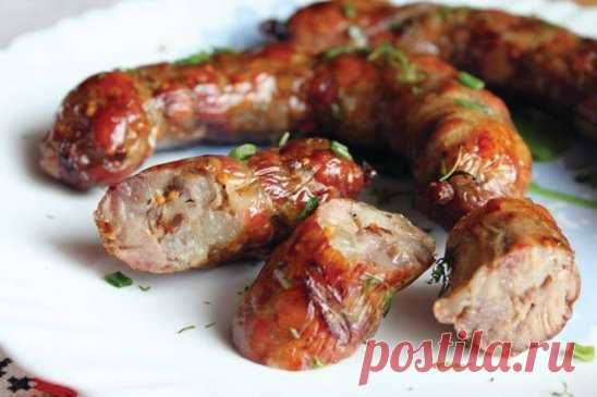 Самая вкусная из всех колбас – это, конечно же, домашняя колбаса, сделанная своими руками, без всяких вредных добавок и примесей.
Но вот проблема: не каждая хозяйка «горит желанием» заморачиваться с кишками. Это кропотливое дело не многих привлекает, особенно с непривычки.
Поэтому сегодня мы вам предлагаем очень простой и потрясающе вкусный рецепт настоящей домашней колбасы, которую можно приготовить без кишок, в фольге. Можно использовать также рукав для запекания или пищевую плёнку. Форму кол