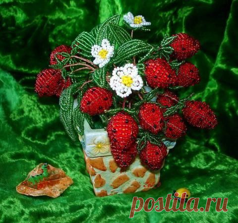 Спелая клубника из бисера