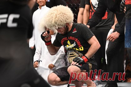Хабиб Нурмагомедов оценил возможность возвращения в UFC. Бывший боец смешанного стиля Хабиб Нурмагомедов высказался о возвращении в Абсолютный бойцовский чемпионат (UFC). «UFC 300 пройдет без меня, как и UFC 400», — написал он. Нурмагомедов трижды защитил титул чемпиона UFC в легком весе, после чего в 2020 году завершил карьеру.