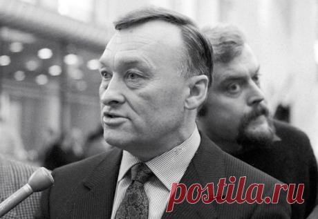 Генерал КГБ Олег Калугин: почему в России его считают предателем Имя генерал-майора советских спецслужб Олега Калугина, в свое время возглавлявшего советскую контрразведку, породило много мифов, домыслов и предположений. Одни считают его предателем, разоблачавшим агентуру СССР на Западе, другие, наоборот, уверены, что Калугин – жертва подставы.