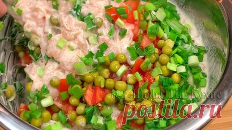 Котлеты с овощной начинкой без мясорубки 
Легкие, сочные котлеты из куриного филе с добавлением овощей, ну просто вкуснятина 

СПОСОБ ПРИГОТОВЛЕНИЯ:
 Мелко нарезаем куриное филе, добавляем соль, перец, яйца, сметану, крахмал перемешиваем, убираем в холодильник на 30-60 минут.
 К настоявшейся массе добавляем: помидор нарезанный кубиком, зеленый горошек, мелко рубленный зеленый лук и хорошо перемешиваем.
 Порционно выкладываем на разогретую сковороду, обжариваем на среднем о...