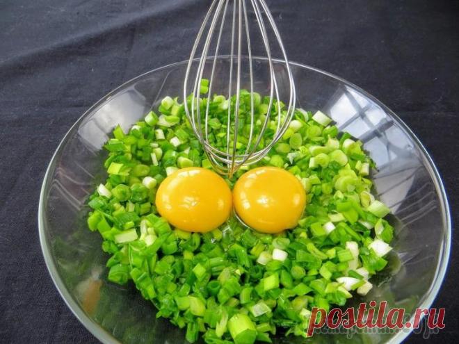 Взбейте зеленый лук с яйцом и вы останетесь довольны! Вкуснейшие лепешки с начинкой Когда хочется вкусно позавтракать или перекусить, вспоминаю эти лепешки! Простая и вкусная начинка и тесто, которое можно приготовить с закрытыми глазами! Друзья, повторяйте на здоровье! Для вас стара...