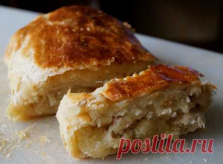 Картофельный пирог из слоеного дрожжевого теста с курицей и луком
