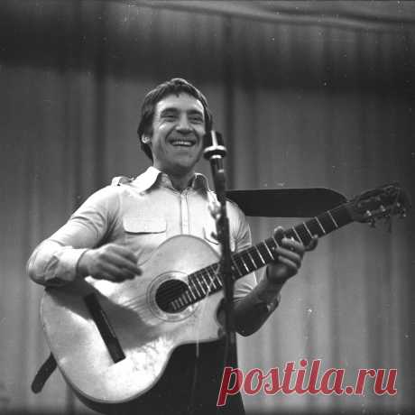 Владимир Высоцкий Владимир Высоцкий: Песня о друге, Кони привередливые, Я не люблю и другие песни. Вся дискография, Радио, Концерты, рекомендации и похожие исполнители.