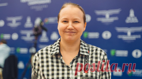 Подарки на Новый год: Гунина стала чемпионкой мира в блице, Дубов и Артемьев завоевали серебро и бронзу. Валентина Гунина выиграла чемпионат мира по блицу в Самарканде. Во второй соревновательный день она одержала четыре победы при трёх ничьих и одном поражении и не позволила Александре Костенюк поспорить за золото. Причём в заключительной партии россиянка не оставила шансов украинке Анне Музычук, которая затем отказалась пожать ей руку. У мужчин к титулу в рапиде присовокупил ещё один трофей…