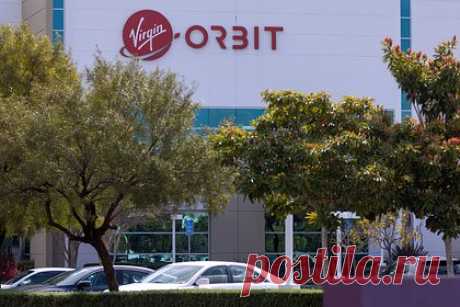Virgin Orbit Ричарда Брэнсона прекратит работу. Космическая компания Virgin Orbit прекратит свою деятельность. Во время собрания сотрудников генеральный директор Virgin Orbit Дэн Харт заявил, что корпорация будет закрыта в «обозримом будущем». «К сожалению, мы не смогли найти финансирование, чтобы обеспечить ясный путь для компании, — заявил Харт.