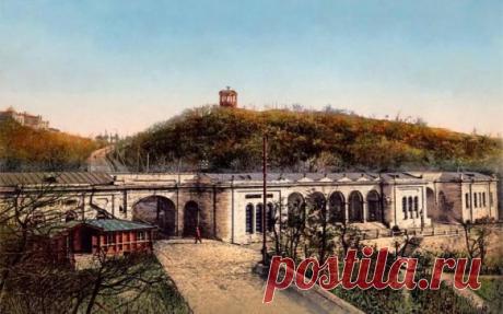 Пятигорск. Страницы истории
Между горой Горячей и Михайловским отрогом Машука, словно соединяя их, находится легкое белокаменное здание. Это «каменная корона» Пятигорска – Академическая галерея.
Академической галерея стала только в 1925 году, а до этого на протяжении более семидесяти лет она называлась Елизаветинской. История ее появления уходит еще в более ранние времена. В 1810 году доктор Гааз обнаружил первый целебный пятигорский источник. Его назвал Елизаветинским, в честь жены императора