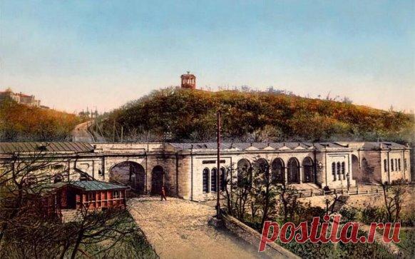 Пятигорск. Страницы истории
Между горой Горячей и Михайловским отрогом Машука, словно соединяя их, находится легкое белокаменное здание. Это «каменная корона» Пятигорска – Академическая галерея.
Академической галерея стала только в 1925 году, а до этого на протяжении более семидесяти лет она называлась Елизаветинской. История ее появления уходит еще в более ранние времена. В 1810 году доктор Гааз обнаружил первый целебный пятигорский источник. Его назвал Елизаветинским, в честь жены императора