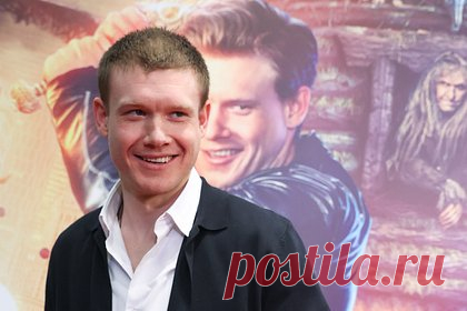 Со звезды «Кухни» не стали взыскивать миллионы за отказ сниматься в фильме. С российского актера, звезды проектов «Кухня» и «Последний богатырь» Виктора Хориняка отказались взыскивать миллионы рублей за отказ сниматься в фильме. Отмечается, что суд отклонил апелляцию кинокомпании «Мотор фильм студия», которая требовала от артиста выплаты в размере 8 миллионов рублей.