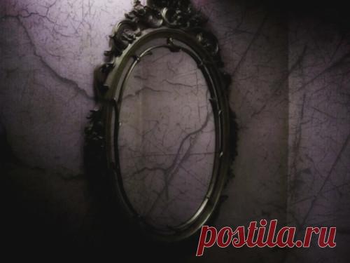 ПОЧЕМУ НЕЛЬЗЯ РУГАТЬ СЕБЯ ПЕРЕД ЗЕРКАЛОМ? Зеркало — магический предмет, который открывает проход в иные изменения и является источником мощной энергии. Перед зеркалом нельзя ругать себя и говорить плохие слова.