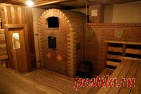 Как сделать кирпичную печь для бани своими руками? Пошаговая инструкция.

Как правило, печку располагают так, чтобы одна её часть отдавала жар в парилку, а другая – поддерживала обогрев в предбаннике и зоне отдыха. 
Это можно считать классической планировкой, при котором отопление банного домика обеспечивает один источник. 

Кладка фундамента 
Поскольку вес печи-каменки из кирпича превышает полтонны, то фундамент для неё надо делать соответствующий. 
Масса одного куба кирп...