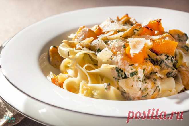 Pappardelle с тыквой в соусе из грецких орехов Я начинаю серию рецептов под названием тыквенные угощения. Открывает этот хит-парад блюдо со смешным для русскоязычного слуха названием «Pappardelle с запечённой тыквой в домашнем соусе из грецких орехов». Это блюдо из итальянской пасты. Кстати, эту широкую лапшу так назвали не случайно, слово образовано от глагола «pappare» ─ дословно «жадно есть», или как мы бы с вами сказали «обжираться», в хорошем смысле есть с удовольствием!
