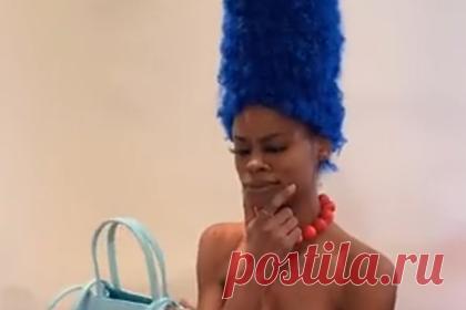 Прическа как у Мардж Симпсон прославила девушку в сети. Дизайнер из Калифорнии сделала высокий парик как у персонажа из мультсериала «Симпсоны» и прославилась в сети. На кадрах размещенного в соцсети ролика Кадеджа Бэйлор рассказала, что захотела быть Мардж Симпсон на Хеллоуин. Девушка долго не могла найти подходящий парик в интернете и решила сделать его самостоятельно.