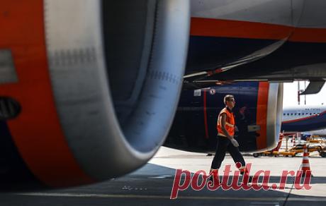 Пассажир самолета Сочи - Архангельск рассказала о хлопке в двигателе при взлете. Несмотря на это, Boeing 737-800 продолжил набирать скорость и взлетел, отметила Дарья