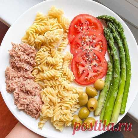 Тунец, макароны, помидор, оливки и спаржа.