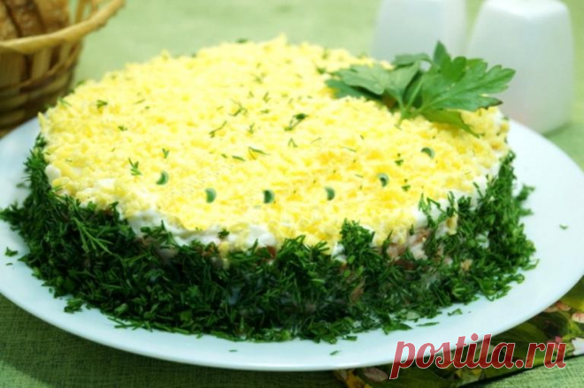 Мой муж обожает торт-салат с тунцом. Я готовлю его каждый выходные: вкусно и недорого