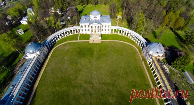Торжокский район, Тверская область. Недалеко от трассы на Москву есть усадьба Знаменское-Раёк. Известна круговой колоннадой.  |  Пролетая в Тверской области