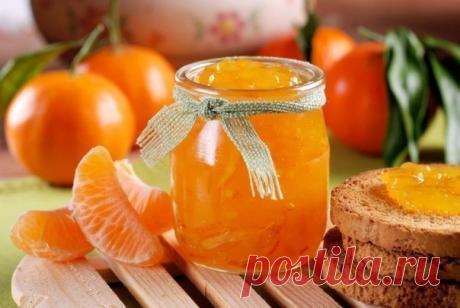 Рецепт ароматного варенья из мандаринов Ингредиенты: 1 кг мандаринов 1 крупный апельсин 1 кг сахара 1 ст. воды 2 ч. ложки молотого имбиря 1 пакетик ванилина. Приготовление: 1. Очистите мандарины от кожуры и разделите на отдельные дольки. Точно так же следует поступить с апельсином. 2. Уложите фрукты в общую емкость и залейте стаканом воды. 3. Через 8 часов поставьте заготовку на медленный огонь и добавьте имбирь. 4. После закипания смесь следует варить полтора часа, постоянно ее помешивая. 5.…