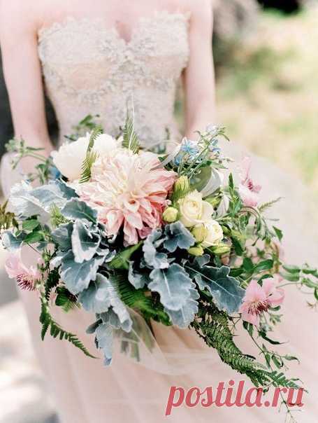 Чудеса всегда доверены минутам.
Чудо трудно растянуть на полчаса.
Но минуты мы неряшливо минуем —
И поэтому не верим в чудеса.
Леонид Филатов