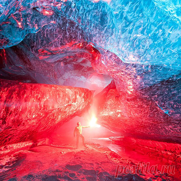 Ледяная пещера, освещенная факелом