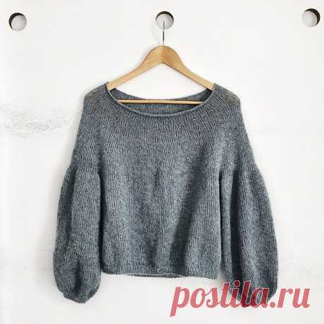 Новый перевод
Cléonis MIROMESNIL

РАЗМЕРЫ S (M, L, XL) XXL (измерено после блокировки)
Окружность груди :
Прим. 100 (110, 120, 130) 140 cм
Прибавка на свободу облегания при бюсте + 12.5-15 см

Свитер с круглой кокеткой вязанный сверху вниз, предлагающий несколько вариантов: длинный или короткий, прилегающего силуэта или оверсайз, с центральными складками спереди и/или на спинке, с длинными, укороченными, узкими или пышными рукавами бишоп. А может вы захотите связать длинно...
