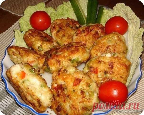 Рецепт очень вкусных и полезных котлет из куриного мяса с овощами и сыром. Вкус у этих котлет получается очень пикантный и необычный.

Ингредиенты:

- куриное филе
Показать полностью…