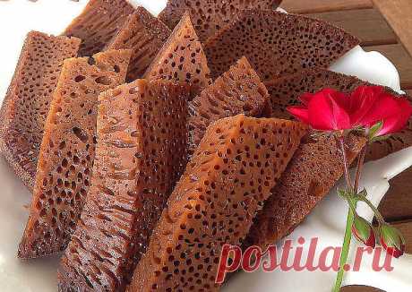 Бабка нягрэ рецепт.Мое любимое блюдо с детства ! Oбязательно  попробуйте это  очень  вкусно
2 стакан (стакан 250 мл) муки
10 яиц
300 гр сахара
200 мл растительного масла
250 мл кефира 
500 мл молока 
25 мл водки
1.5 ст.л соды пищевой
масло сливочное и сухари для формы
 
Приготовление:
В большой посуде смешиваю муку, соду, сахар. Наливаю масло и перемешиваю. В полученную массу ввожу понемногу кефир и молоко. Взбиваю все до однородной массы, чтоб не было комочков. Затем ввод...