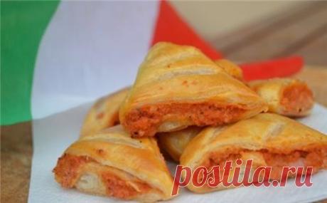 Итальянские пирожки с колбасой и сыром