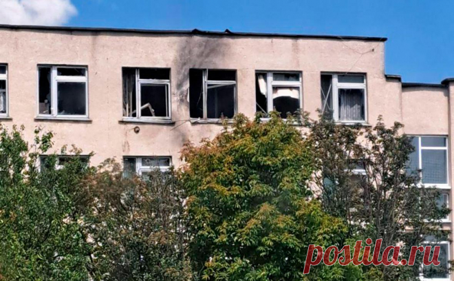 Школа получила повреждения после атаки дрона на белгородское село. Дрон-камикадзе атаковал здание школы в селе Безымено Грайворонского городского округа Белгородской области.