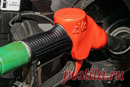 В России заявили о потере контроля над качеством топлива. Национальный автомобильный союз предложил ужесточить контроль за работой заправок. В обращении к председателю правительства Михаилу Мишустина эксперты заявили, что снижение числа проверок со стороны надзорных органов привело к потере контроля за качеством топлива и появлению нелегальных АЗС.