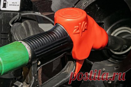 В России заявили о потере контроля над качеством топлива. Национальный автомобильный союз предложил ужесточить контроль за работой заправок. В обращении к председателю правительства Михаилу Мишустина эксперты заявили, что снижение числа проверок со стороны надзорных органов привело к потере контроля за качеством топлива и появлению нелегальных АЗС.