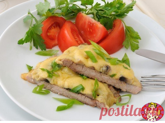 ТОП-3 рецепта мяса по-французски

1. Запеченное мясо с грибами и сыром

Ингредиенты:

-Свиная вырезка — 600 г
-Шампиньоны — 200 г
-Лук репчатый — 1 шт.
-Растительное масло — 2 ст. л.
-Соль, перец — по вкусу
-Сметана — 200 г
-Яйца куриные — 2 шт.
-Тертый сыр — 75 г

Приготовление:

Мясо помыть и нарезать поперек волокон ломтиками толщиной около сантиметра. Затем отбить, посыпать солью и перцем.
Грибы помыть и нарезать пластинками. Обжарить на разогретой с маслом сковороде в...