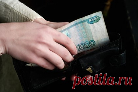 Россиян предупредили о риске остаться должником банка после погашения кредита. В ряде случаев заемщик рискует остаться должником банка даже после погашения кредитных обязательств. Об этом заявил юрист Изабелла Атласкирова, ее слова приводит агентство «Прайм». Эксперт отметила, что банки могут так поступить по трем причинам, включая «сбои в системе», когда клиенту перестают приходить уведомления.