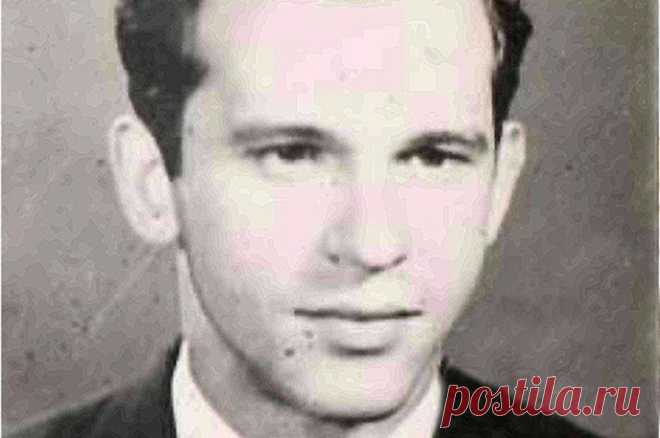 Оставили умирать в туалете? Трагическая судьба чемпиона Мельбурна Огонькова. Прославленный советский футболист Михаил Огоньков в 1956 году выиграл Олимпиаду в Мельбурне, но уже в 47 внезапно ушел из жизни. По одной из версий сам, по другой – его отравили паленой водкой. Что же произошло на самом деле?