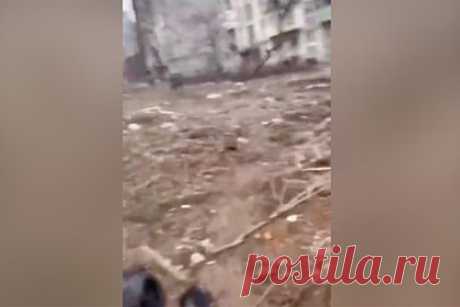 В сети появилось снятое украинскими военными видео боев за Артемовск. В сети появились кадры боев за Артемовск (украинское название — Бахмут), снятые украинскими военными. На записи показаны бои с применением огнестрельного оружия. Сначала бойцы находятся на улицах города, после чего заходят в заброшенное здание и продолжают стрельбу оттуда.