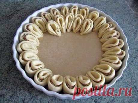 Мясной пирог "Хризантема" 

Ингредиенты: 
-Мясной фарш (свинина, говядина) - 500 г. 
-Лук - 1 шт. 
-Чеснок 1 зубчик 
-Вода - 100 мл. 
-Кубик куриного бульона - 1 ч.л. 
-Сыр - 140 г. 
-Сливочное масло - 30 г. 
-Соль, красный и черный перец - по вкусу. 

Для теста: 
-Молоко - 125 мл. 
-Кефир - 125 мл. 
-Дрожжи сухие - 1 пакетик (7 г.) 
-Сахар - 1 ст.л. 
-Соль - 1 ч.л. 
-Яйцо - 1 шт. 
-Мука - 500 г. 
-Растительное масло - 6 ст.л. 

Приготовление: 
В молоке распустить дрожжи, ...