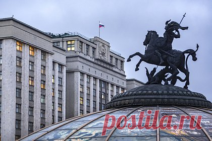 Госдума приняла закон о штрафах за иностранные мессенджеры для госслужащих. Государственная Дума приняла закон, подразумевающий введение штрафов для госслужащих за использование иностранных мессенджеров. Об этом сообщает РИА Новости. В том случае, если зарубежные мессенджеры будут применяться для пересылки данных о россиянах, их ждет административная ответственность.
