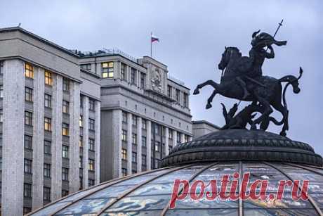 Госдума приняла закон о штрафах за иностранные мессенджеры для госслужащих. Государственная Дума приняла закон, подразумевающий введение штрафов для госслужащих за использование иностранных мессенджеров. Об этом сообщает РИА Новости. В том случае, если зарубежные мессенджеры будут применяться для пересылки данных о россиянах, их ждет административная ответственность.