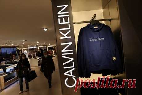 Раскрыта судьба дивана со съемки Calvin Klein с участием звезды «Бесстыжих». Приближенные к сотрудникам агенства, организовавшего съемку модного бренда Calvin Klein с участие актера Джереми Аллена Уайта, раскрыли судьбу дивана, на котором он позировал. Автор поста рассказала, что ее муж, работавший с организацией, посоветовал ей разместить в соцсетях объявление с отметкой «бесплатно».
