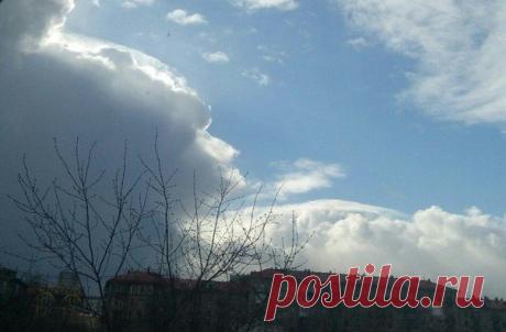 Дополнительные примеры мощнейшей конвекции в Москве 22 марта 2015. Все это происходило при -1...-3 в АВМ в тылу циклона. На снимке видны облака мощной конвекции. / Социальная погода