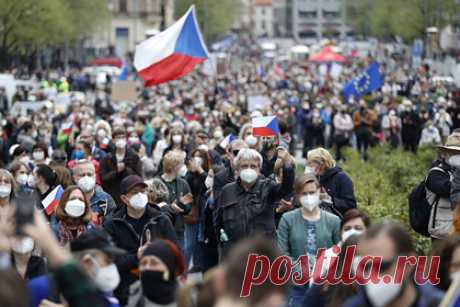 В Праге начался антиправительственный митинг. В Праге начался антиправительственный митинг, организованный рядом политических партий и гражданских объединений из-за мер борьбы с ростом цен на газ. Отмечается, что в протестной акции участвует около 20 тысяч человек. За порядком следят несколько десятков полицейских.