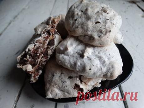 «Забытое печенье» – обалденный рецепт вкуснейшего безе-печенья без возни с температурой духовки/ Шоколад – 70гр;
==Орехи (у меня арахис) – 80гр;
==Яйца (вернее, только белки) – 2шт.;
==Сахар – 100гр;
==Соль – щепотка.